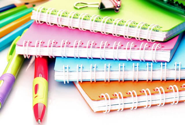 4色のメモ帳と2本のペン